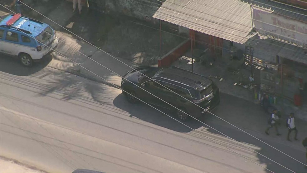 Carro de deputado foi atingido por tiros — Foto: Reprodução/TV Globo