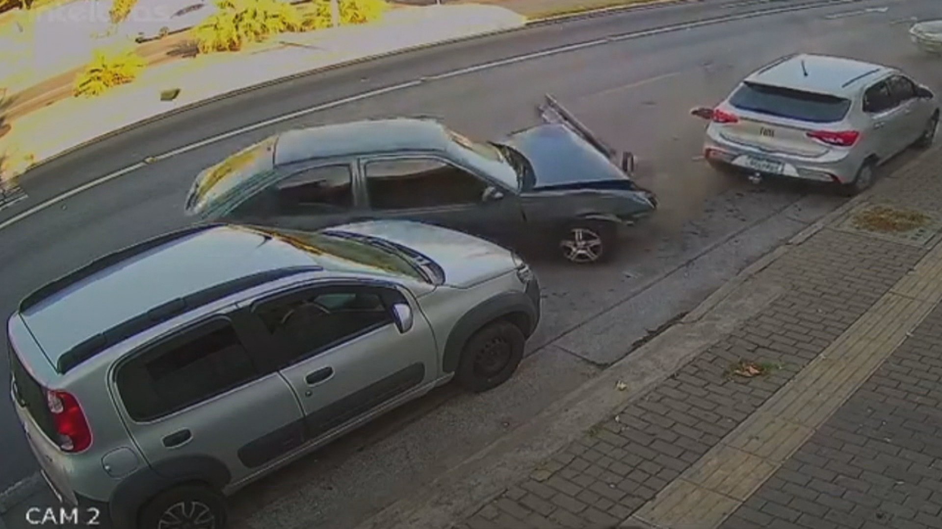 VÍDEO: ladrão dirige na contramão durante fuga em BH e bate em 4 carros