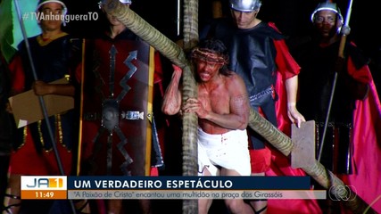 Espetáculo da Paixão de Cristo encanta multidão na Praça do Girassóis