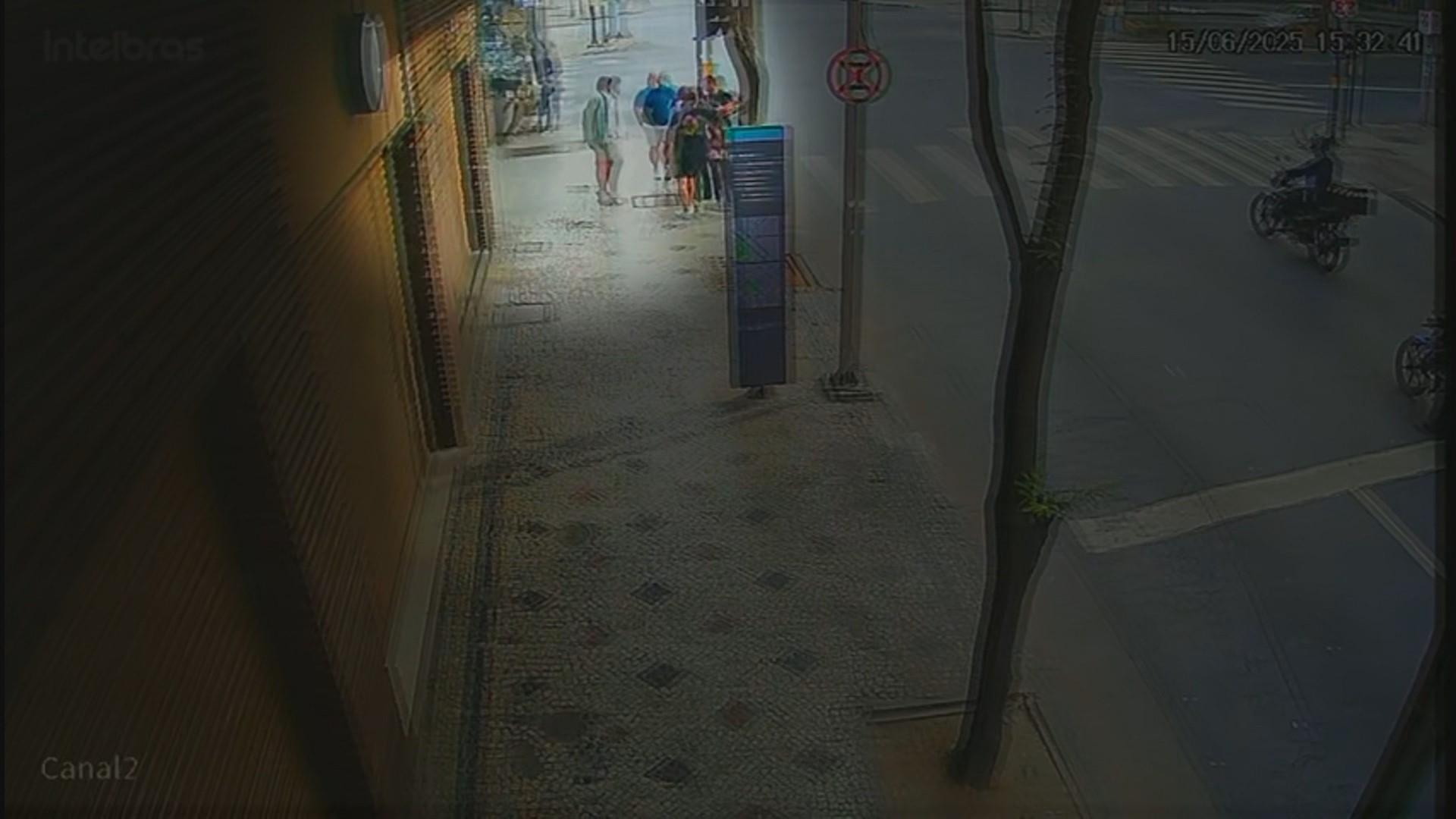 Vídeo mostra acidente com ônibus que derrubou poste e deixou mulher gravemente ferida no Centro de BH