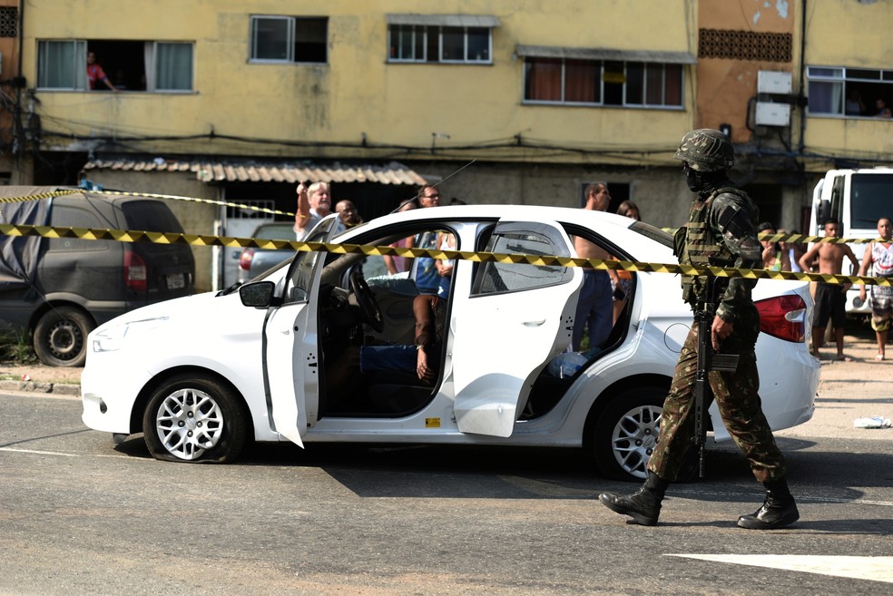 Carro foi fuzilado pelo Exército no Rio, causando a morte do músico Evaldo Rosa — Foto: Reuters/Fabio Texeira