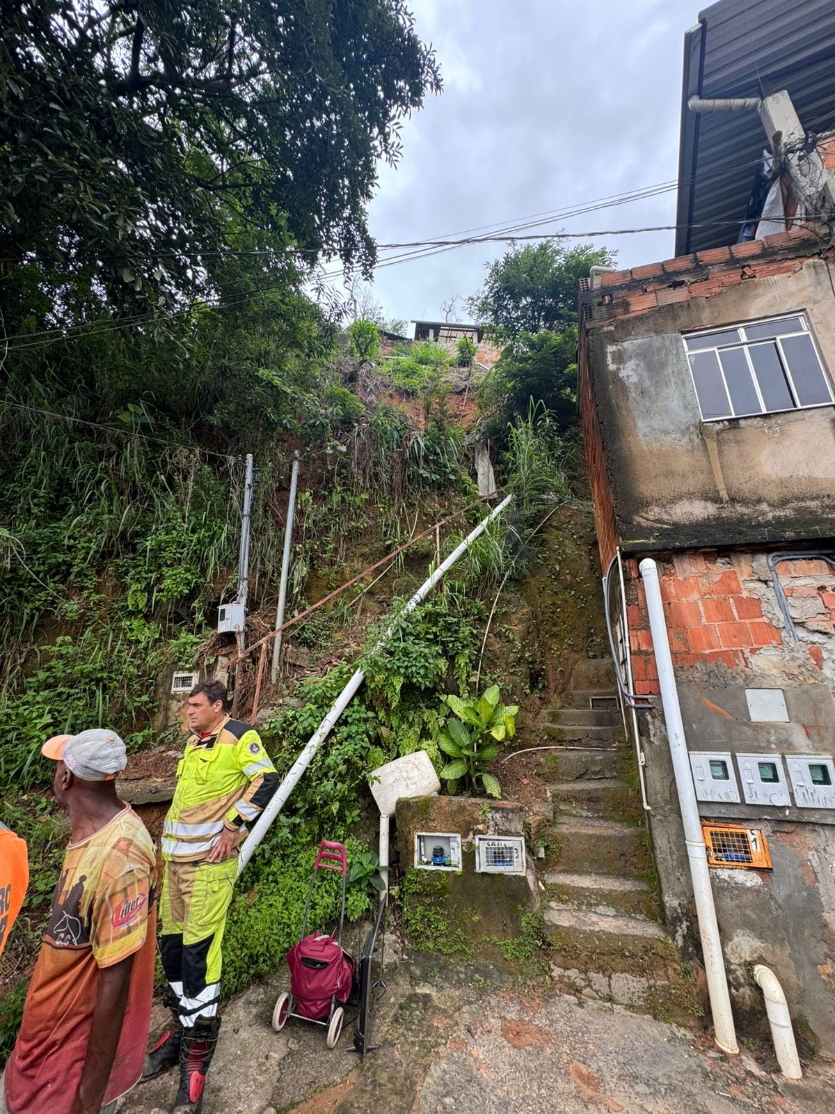 Laje de casa desaba e oito moradores são socorridos em Juiz de Fora