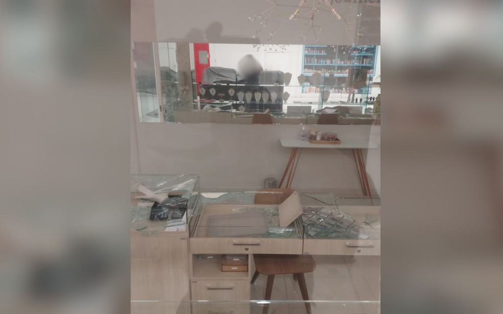 Joalheria foi furtada dentro de shopping em Araçatuba (SP) — Foto: Imagens cedidas / Portal Nossa Guia - Araçatuba