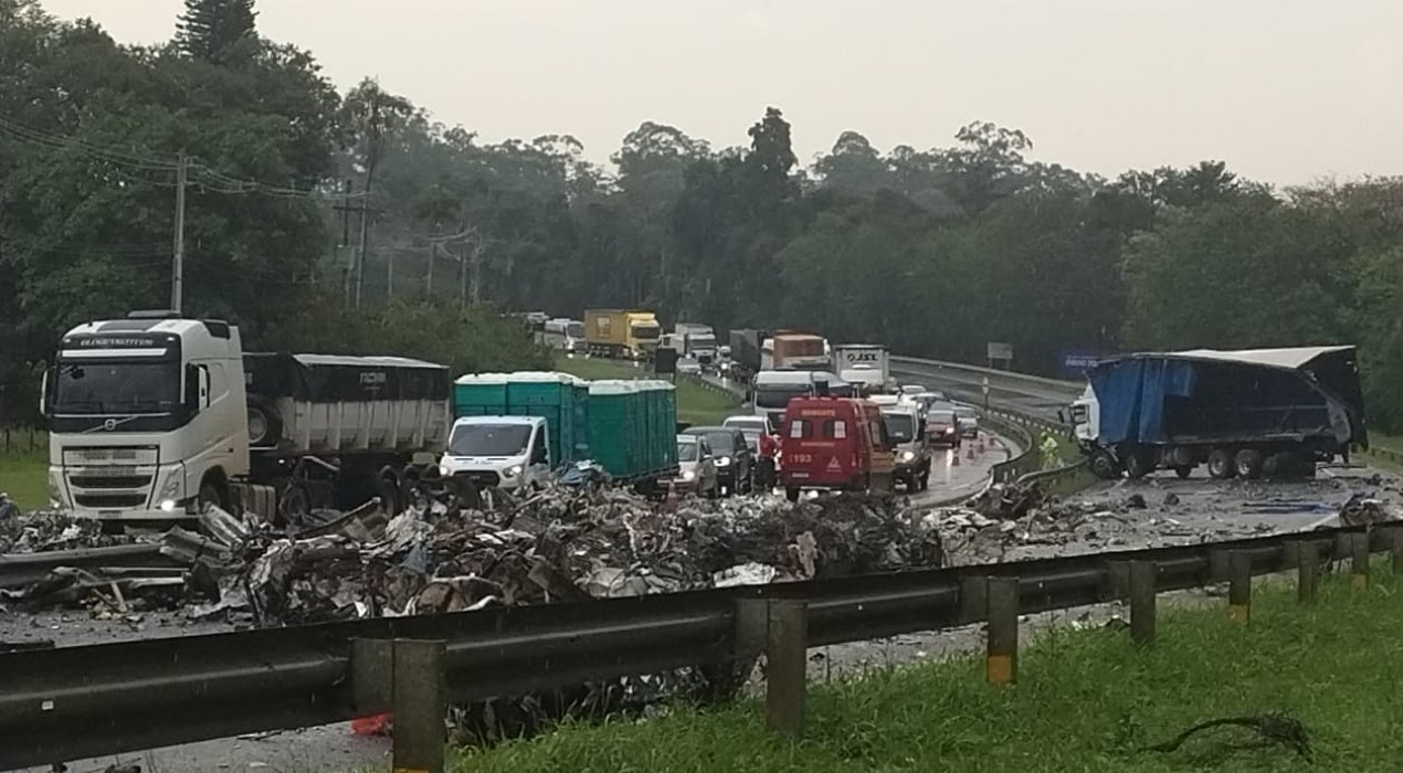 Acidente na Raposo Tavares deixa feridos graves e interdita rodovia em Aracoiaba da Serra