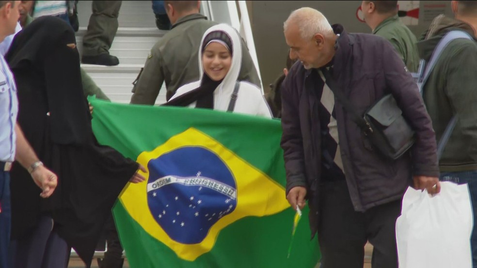 Brasileiros vindos de Gaza desembarcam em Brasília no dia 23 de dezembro de 2023 — Foto: GloboNews