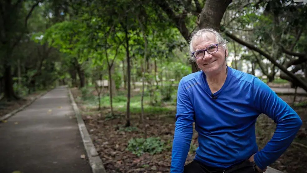 Hélio da Silva passa o dia no Parque Tiquatira e continua a plantar árvores — Foto: Vitor Serrano/BBC News Brasil