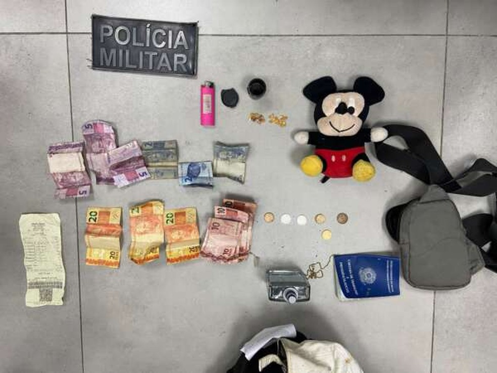 Réu é preso com crack escondido em ‘Mickey’ de pelúcia durante audiência de custódia no Ceará. — Foto: PMCE/Reprodução
