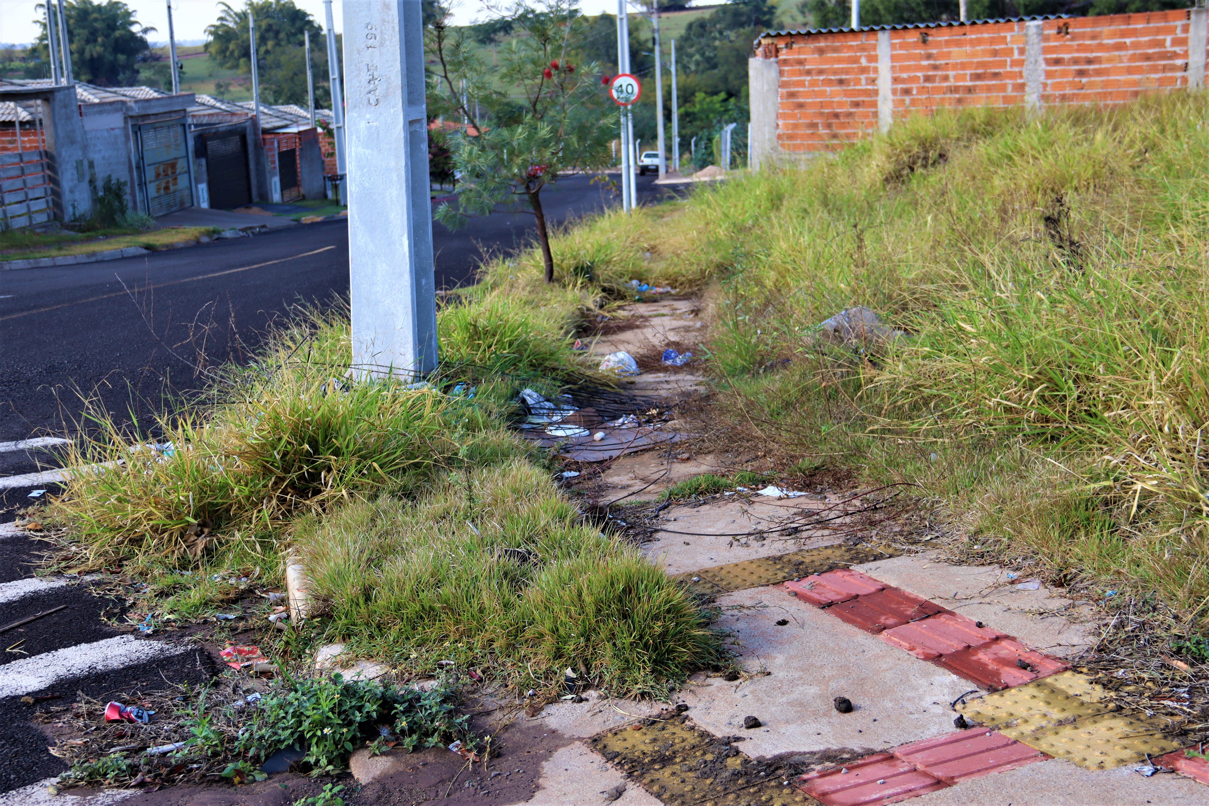 Fiscalização notifica proprietários de 20 imóveis em situação irregular no bairro Vida Nova Pacaembu, em Presidente Prudente