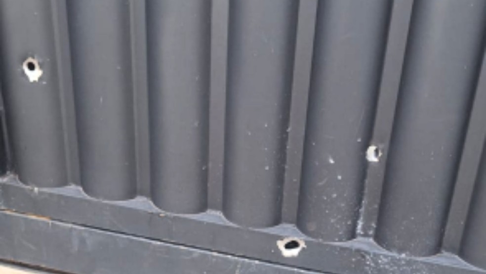 Durante ataque a motociclista, disparo atravessou o port&atilde;o e atingiu tamb&eacute;m um morador do bairro Planalto em Uberl&acirc;ndia &mdash; Foto: Redes sociais/Reprodu&ccedil;&atilde;o