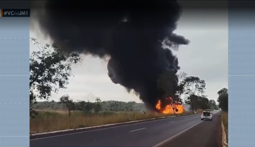 Caminhão-tanque carregado de gasolina pega fogo após sair da pista na BR-316, no MA — Foto: Reprodução/TV Mirante