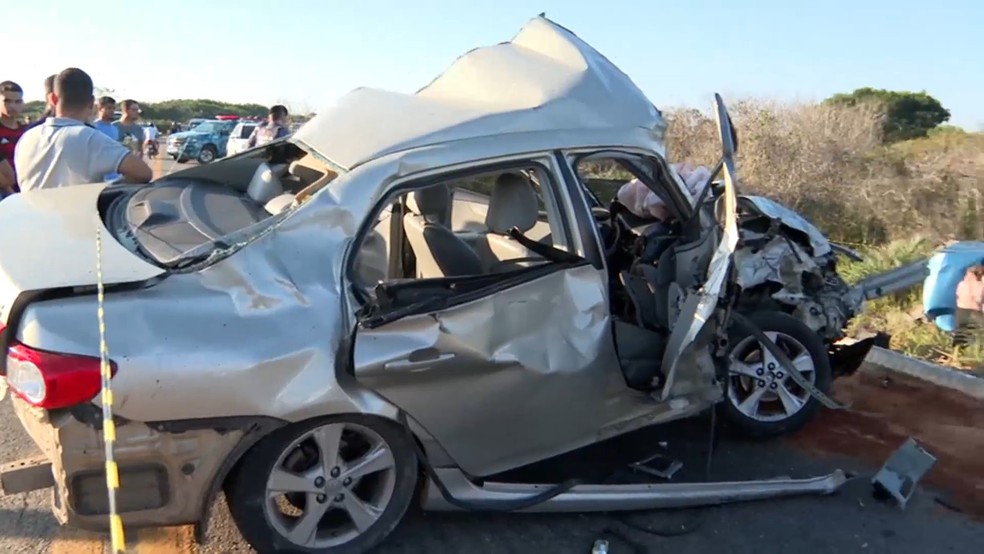 Carro de família do RJ que morreu em batida frontal entre carros ao voltar festa religiosa no ES. — Foto: Reprodução/TV Gazeta