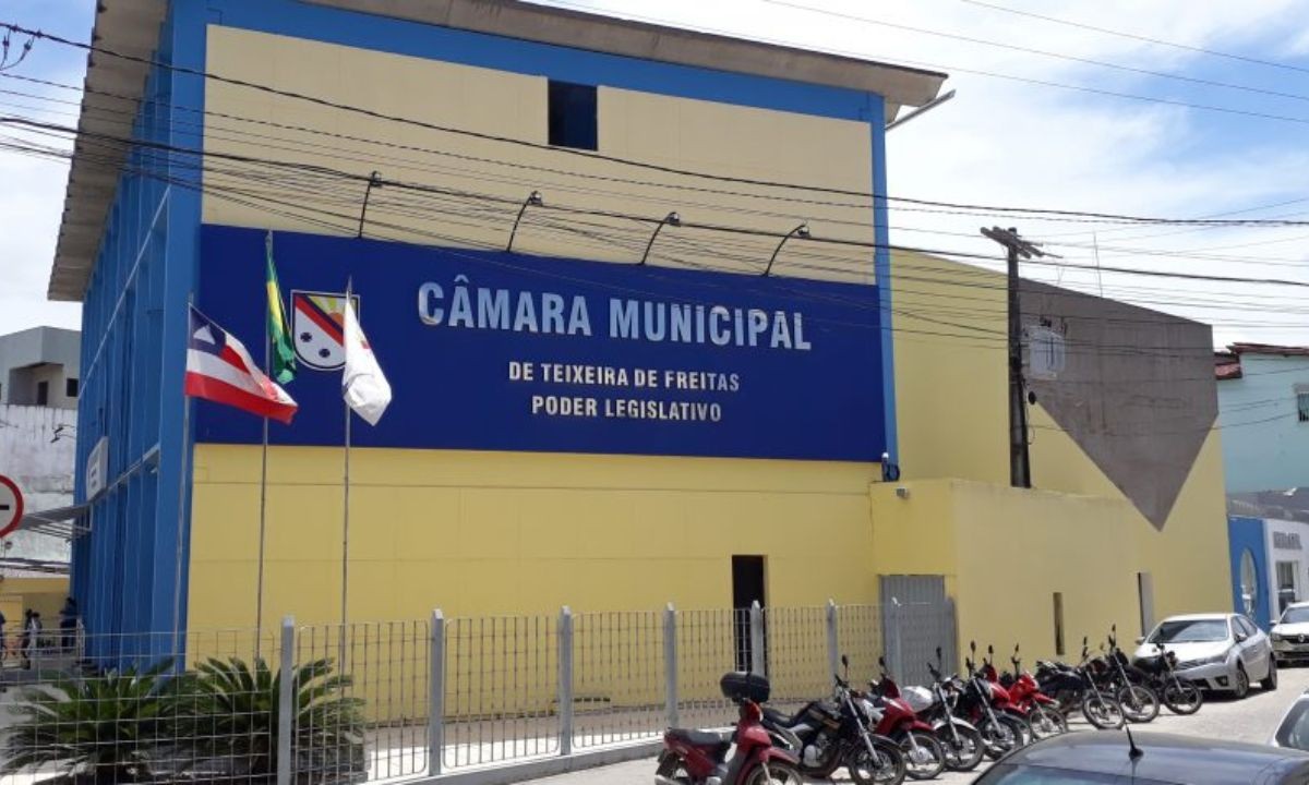 TCM recomenda suspensão de novas nomeações em concursos da Câmara de Teixeira de Freitas após denúncia de irregularidades