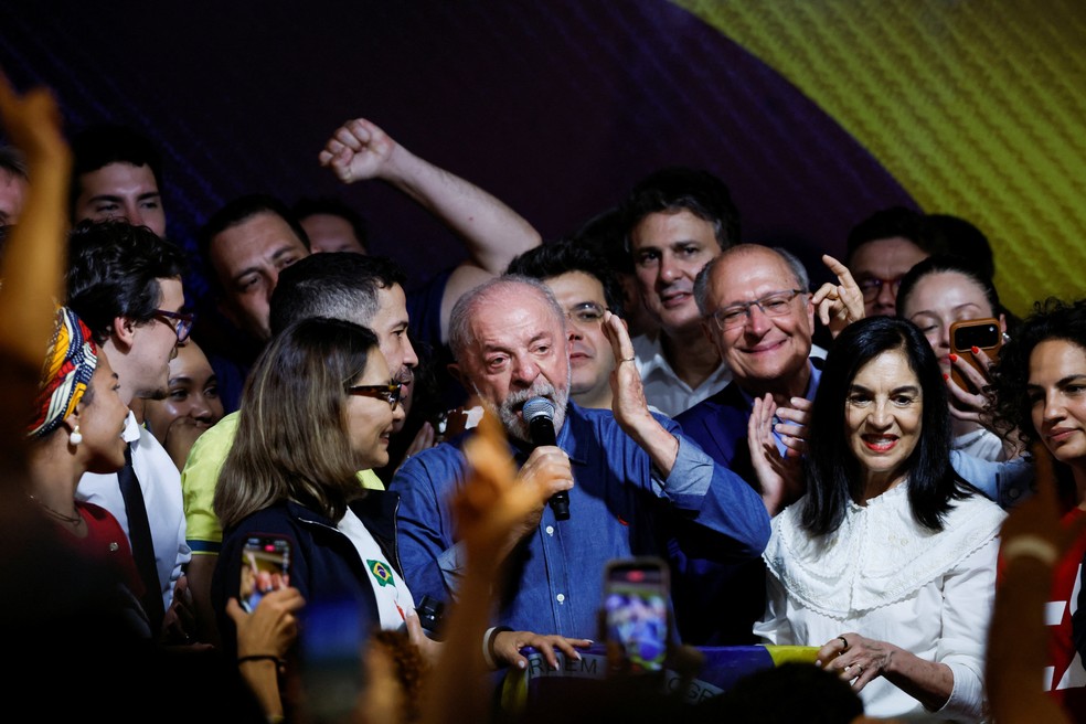 Lula fala ao lado de sua esposa, Rosangela "Janja" da Silva, e do vice-presidente Geraldo Alckmin após vencer o segundo turno, em São Paulo — Foto: REUTERS/Brian Snyder