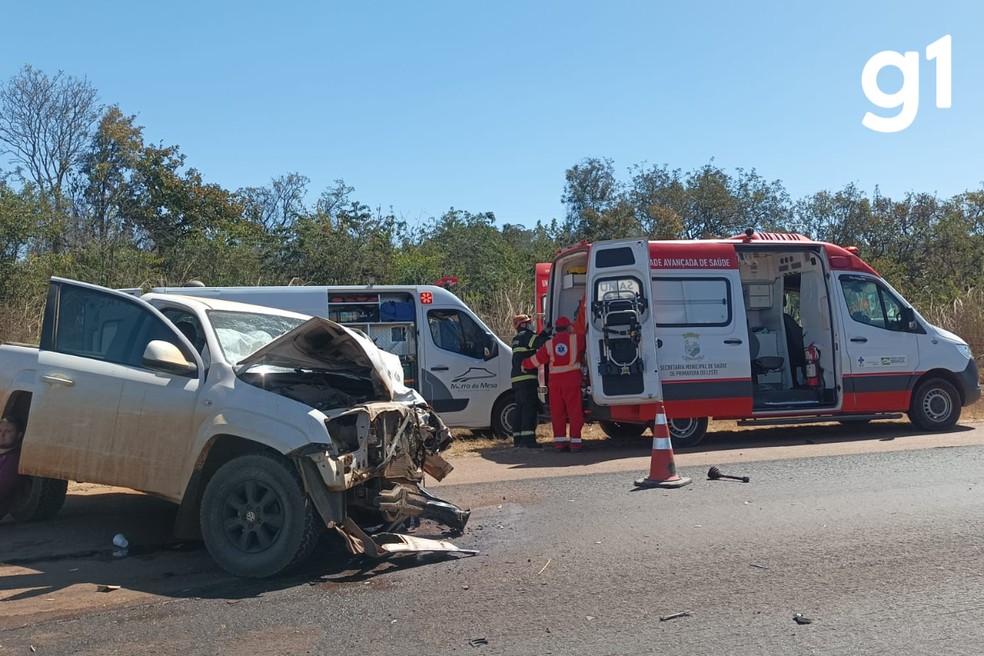 Carro e caminhonete batem de frente e deixam dois mortos e três feridos em MT — Foto: Corpo de Bombeiros