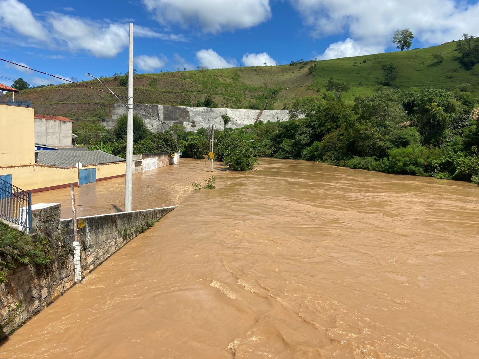 Rio transborda e água invade cerca de 40 casas em São Luiz do Paraitinga, SP