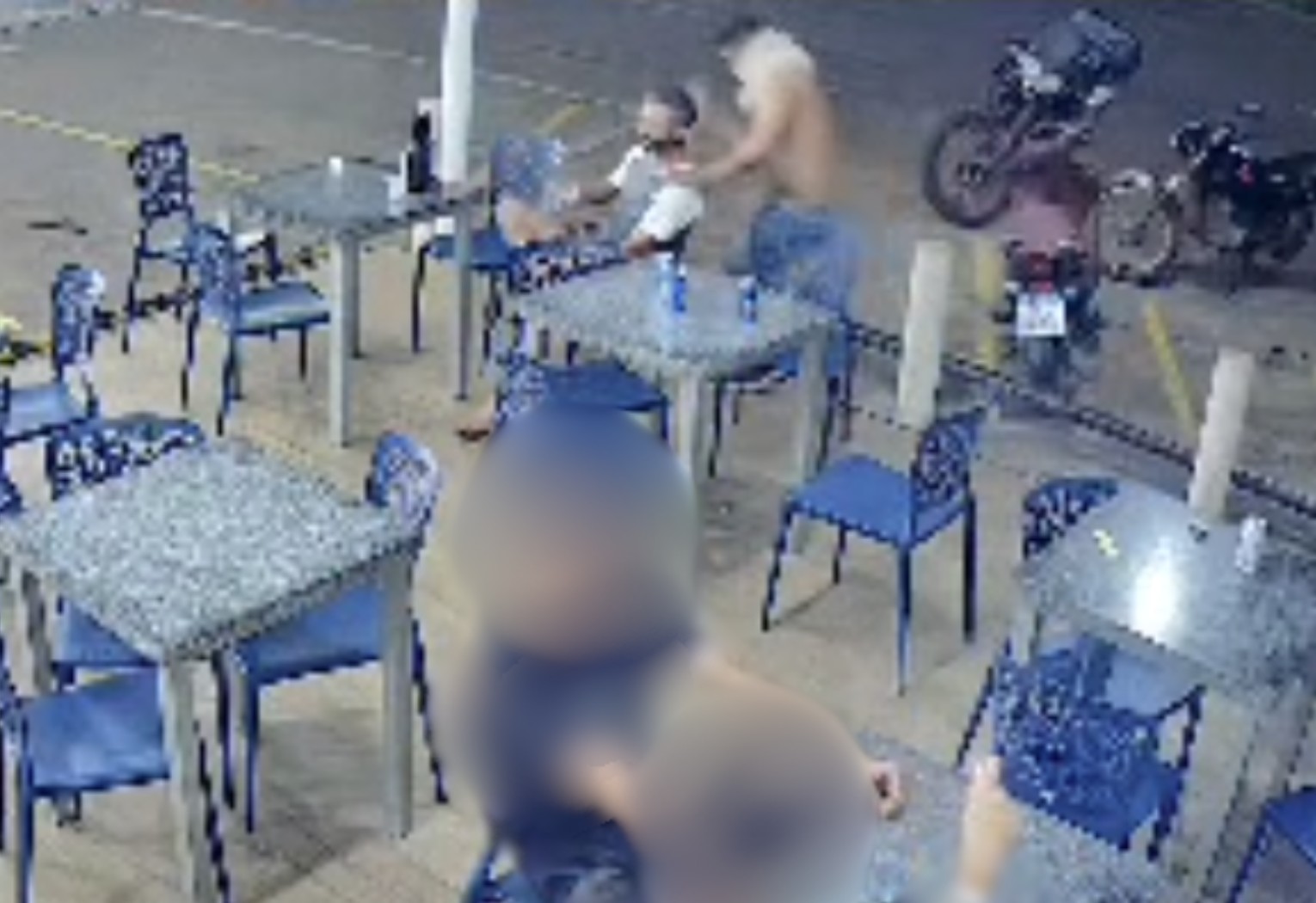 Vídeo mostra momento em que homem é morto a facadas no TO; PM atira para afastar suspeito