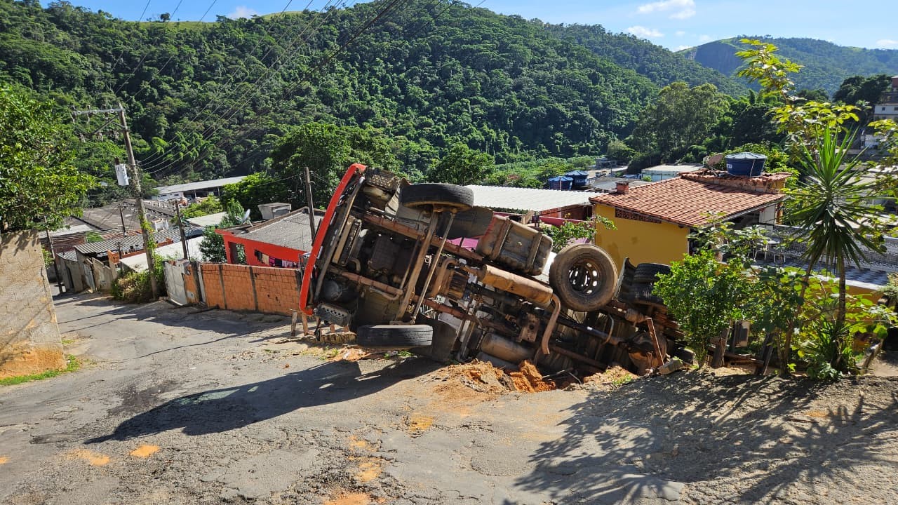 Caminhão pipa tomba e atinge casa em Três Rios