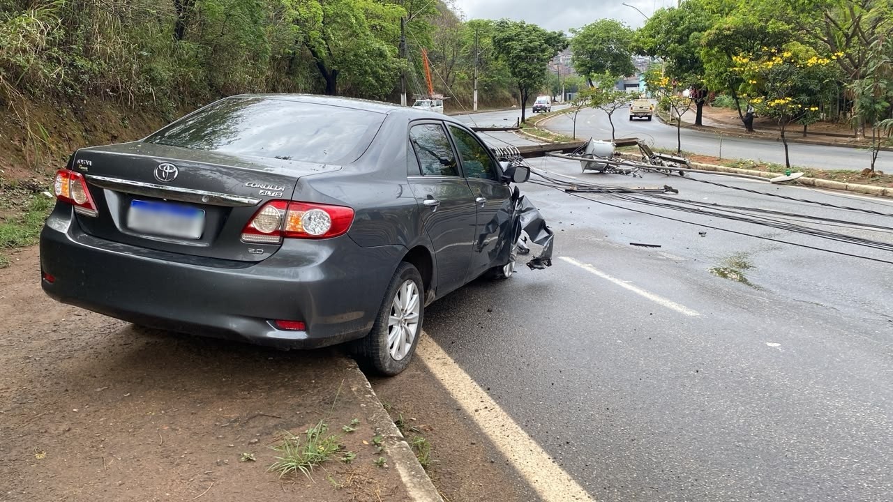 Acidente derruba três postes e interdita avenida em Coronel Fabriciano