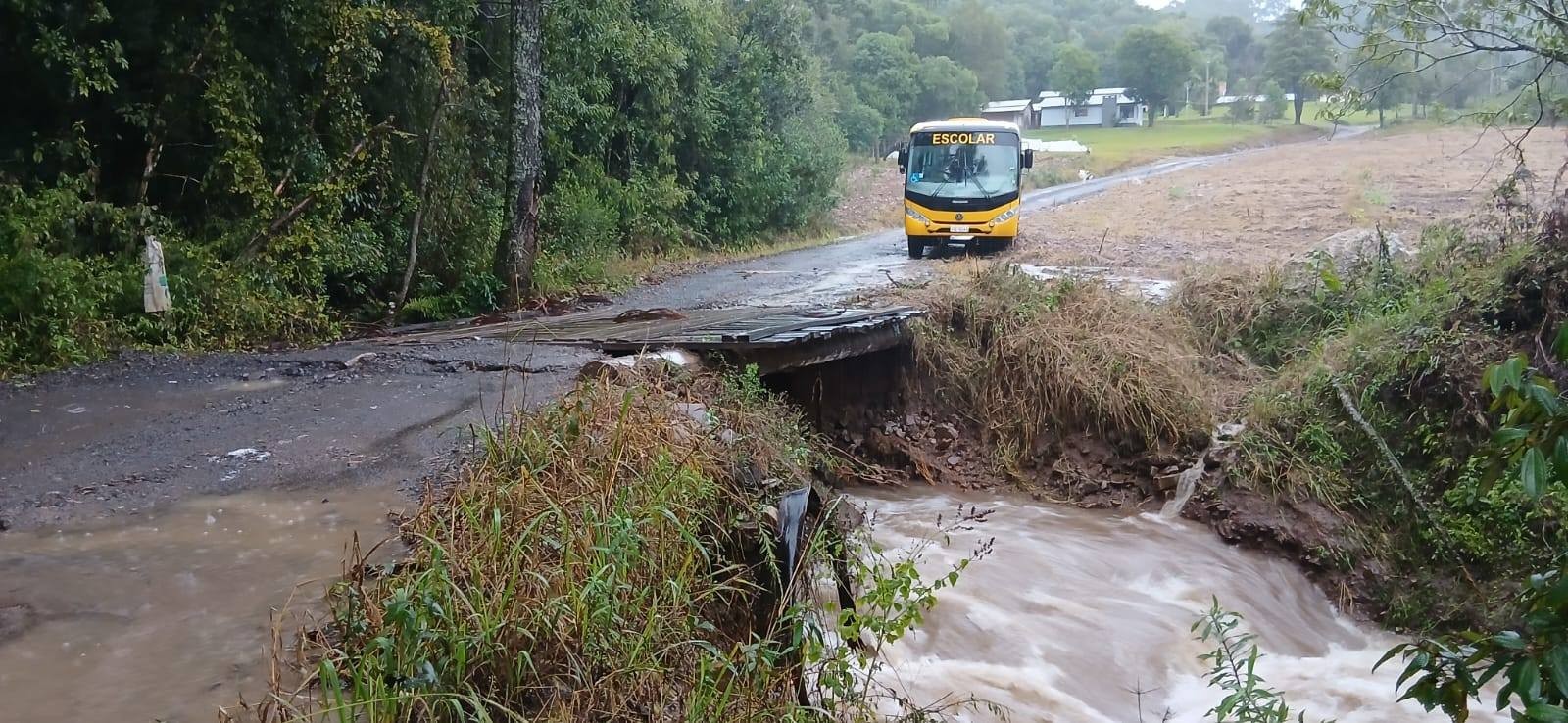 Temporal no RS: cidade fica ilhada, aulas são canceladas e população pode ficar sem luz