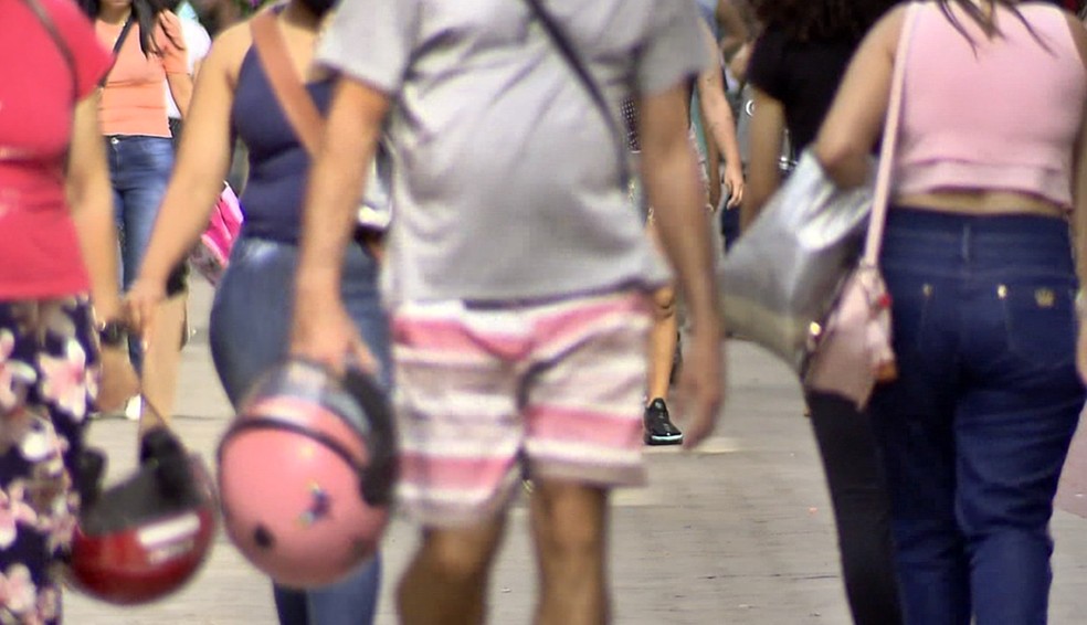 População no comércio de rua  — Foto: Reprodução EPTV