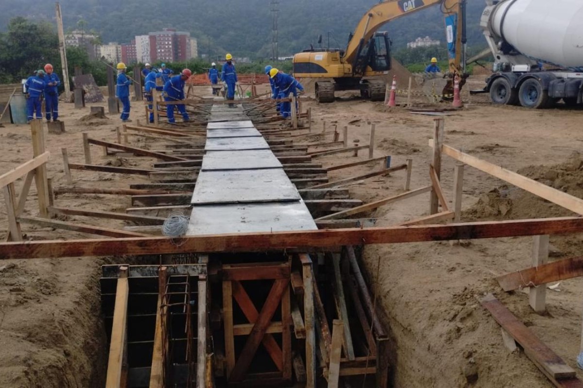 Obra de estação contra alagamentos avança com construção de paredes de contenção em Santos