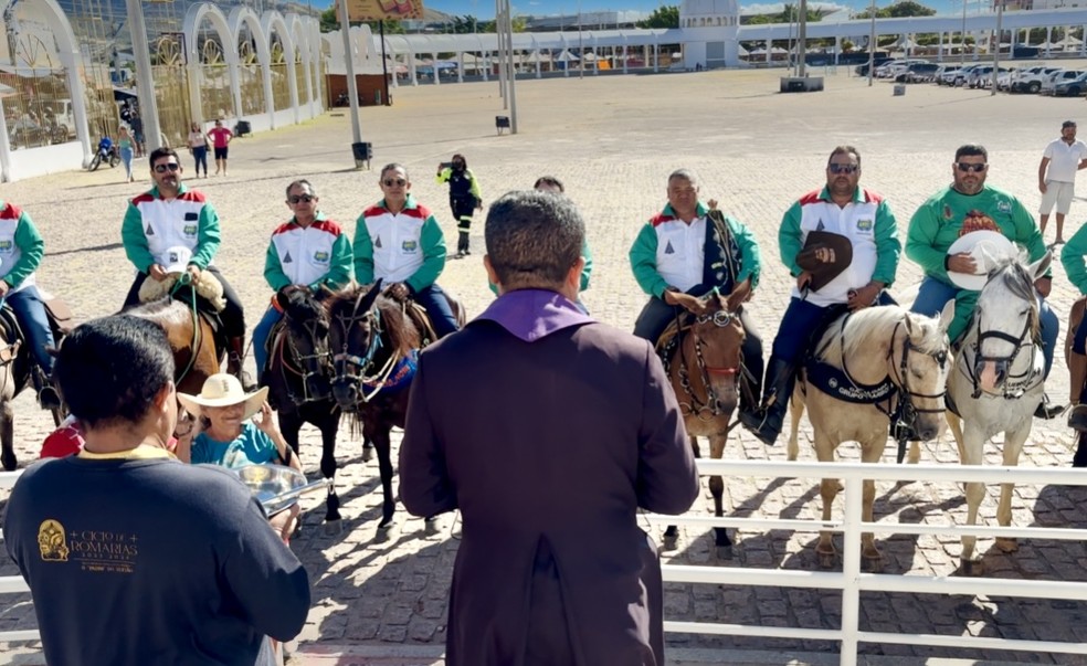 Grupo Tropeiros da Fé seguiram a cavalo da cidade de Iati, em Pernambuco, até Juazeiro do Norte, no Ceará, em devoção a Padre Cícero. — Foto: Arquivo pessoal