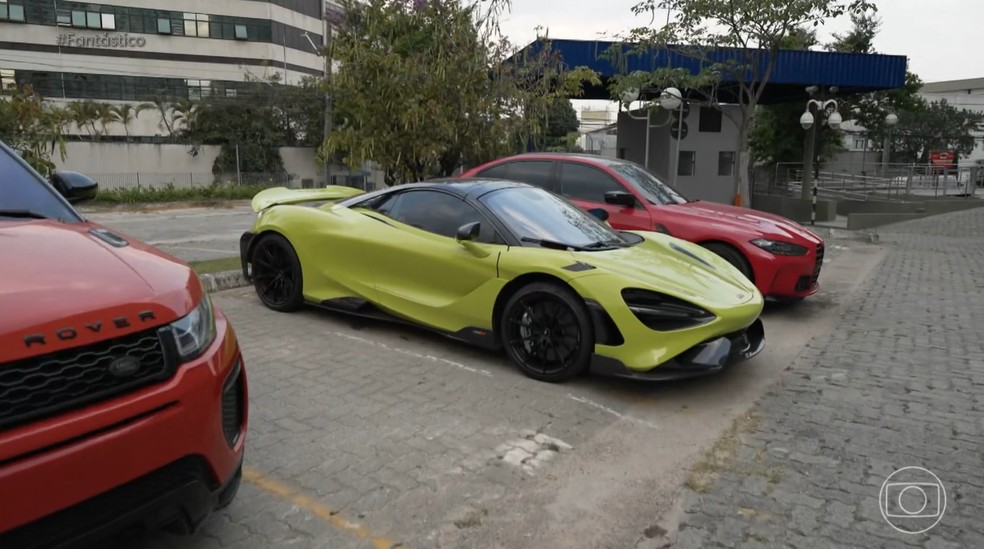 Carros do influencer estão retidos na PF — Foto: Reprodução/Fantástico