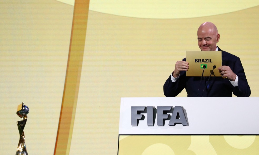 Gianni Infantino, presidente da Fifa, anuncia o Brasil como sede da Copa do Mundo Feminina de 2027 — Foto: REUTERS/Chalinee Thirasupa