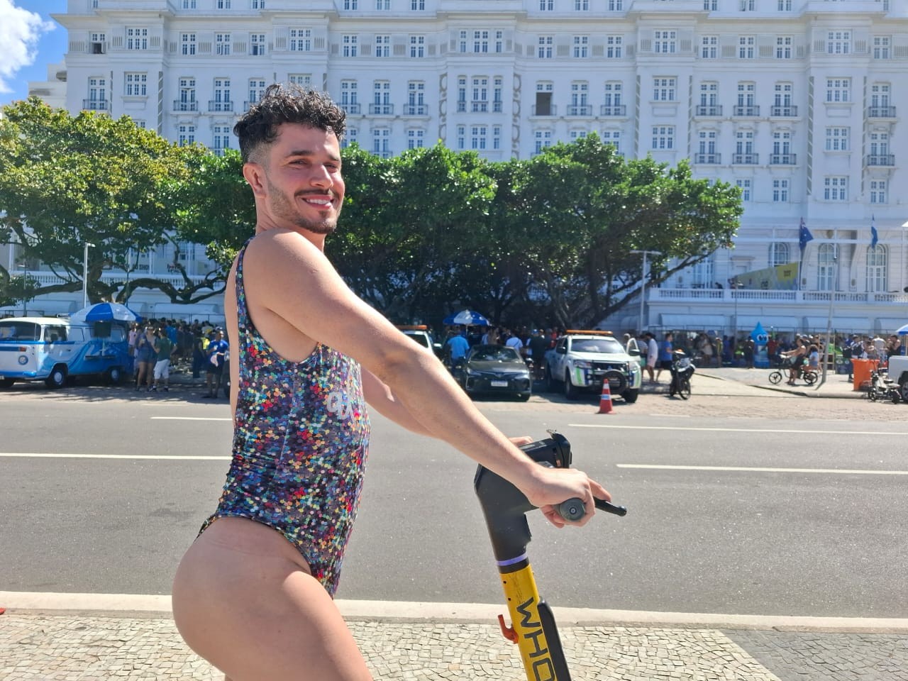 Desfile de 'little monsters': fãs exibem looks inspirados em Lady Gaga na porta do hotel; FOTOS