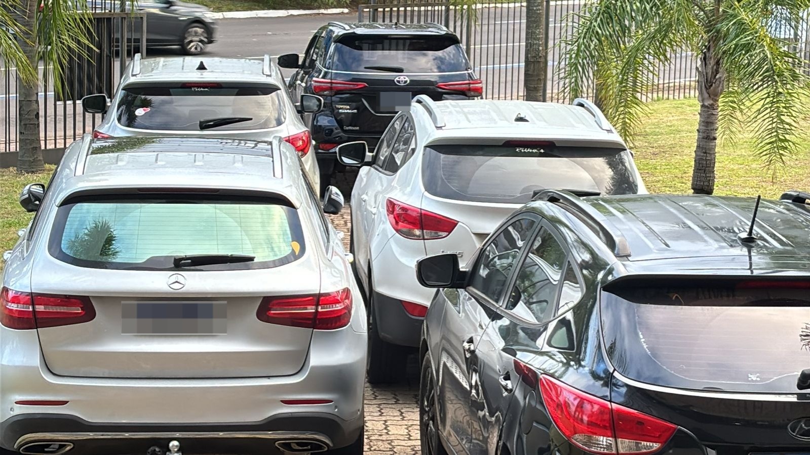 Carros de luxo são recolhidos durante ação policial que prendeu ex-vereador Gilvani Gringo no RS