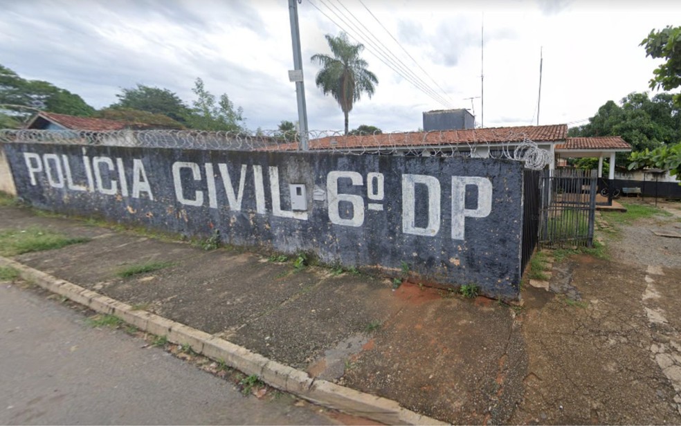 Dois corpos são encontrados na porta de delegacia em Aparecida de Goiânia, Goiás — Foto: Reprodução/Google Street View