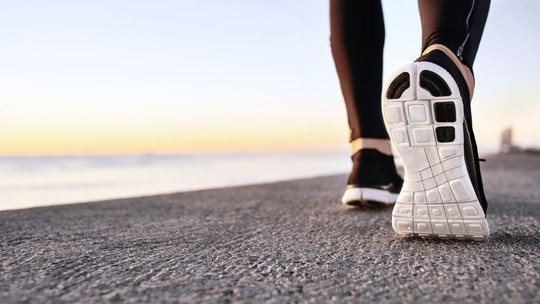 O teste simples para descobrir a idade real do seu cérebro - O ato de andar exige o bom funcionamento de diversos sistemas do corpo. Por isso, pesquisas indicam que a nossa velocidade da caminhada pode funcionar como indicador de diversas condições de saúde – do corpo e do cérebro.