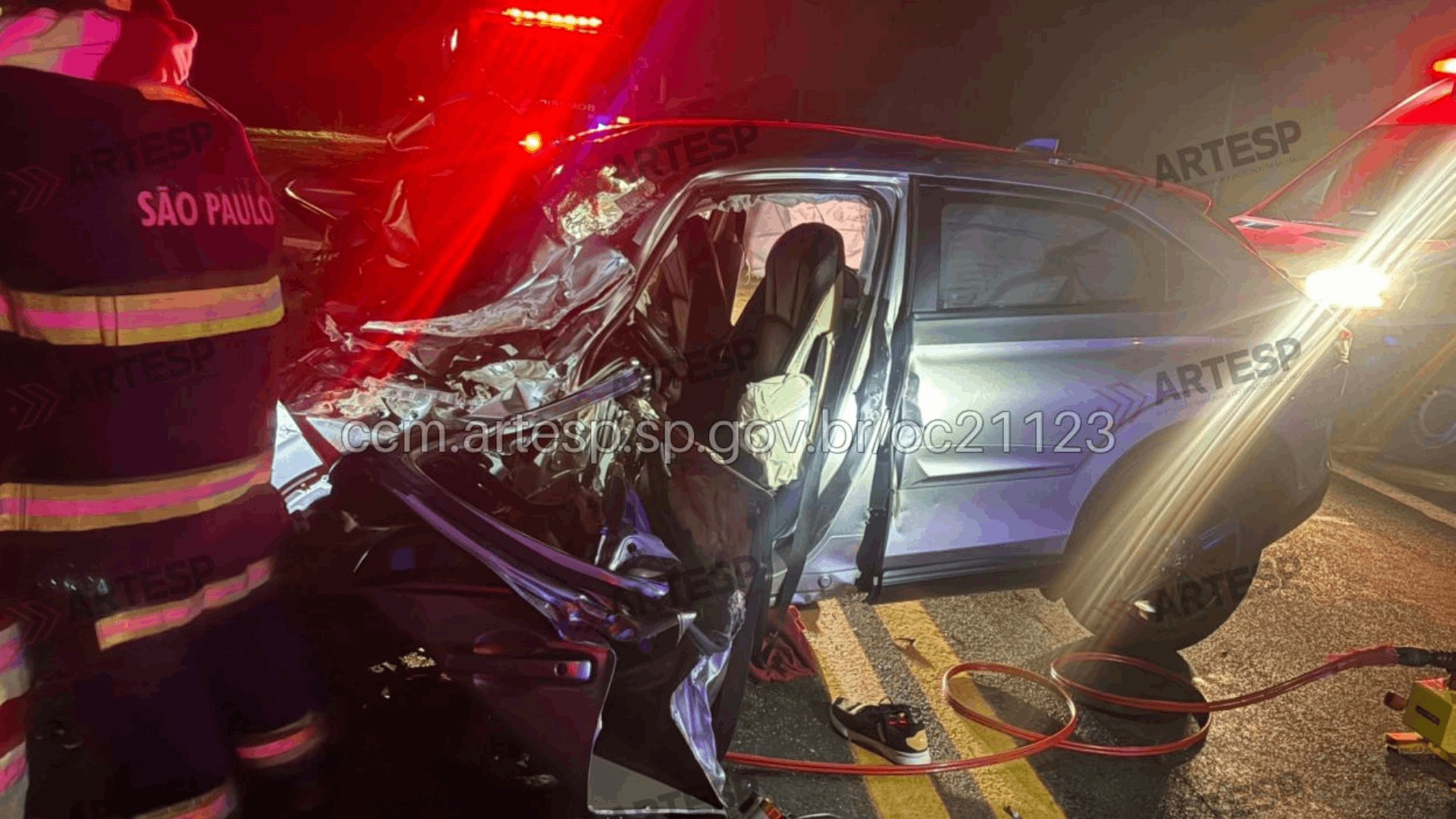 Carro bate em carreta que cruzava pista e acidente deixa um morto e um ferido grave em Itápolis 