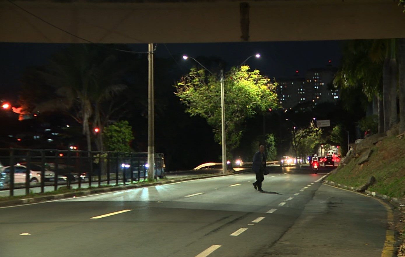 Estudo revela que pedestres gastam o dobro do tempo e se expõem a riscos ao atravessarem rodovias fora da passarela