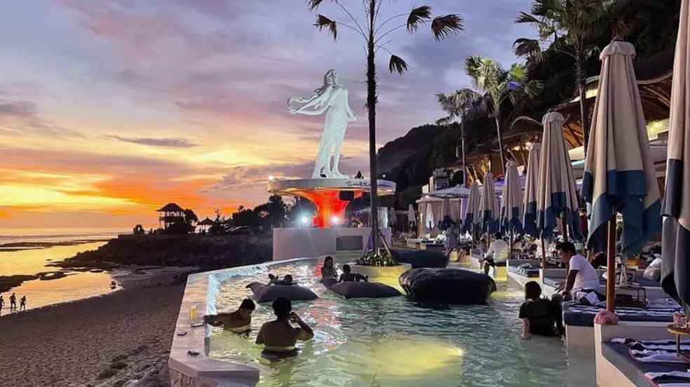 Os clubes de praia são um grande atrativo da ilha, com suas impressionantes vistas do entardecer — Foto: Getty Images via BBC
