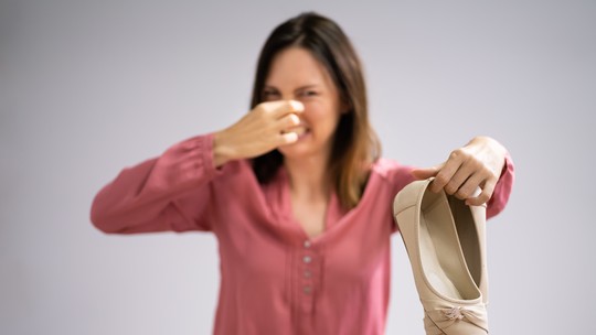 Como evitar chulé e o pé de atleta: dermatologista explica cuidados simples e eficazes - Os pés têm cerca de 250 mil glândulas sudoríparas e, com a umidade e o calor, tornam-se ambiente ideal para fungos e bactérias.