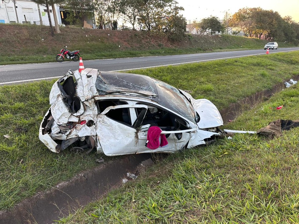 Passageira morre após carro capotar na Rodovia Washington Luís (SP-310) — Foto: Luiz Aranha/Gazeta do Interior