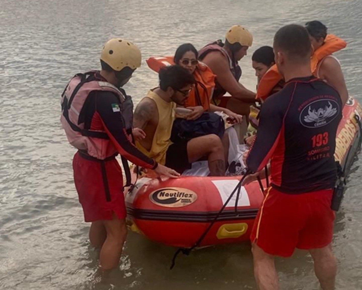 Barco de passeio tem princípio de incêndio e bombeiros resgatam 18 pessoas em rio de Natal