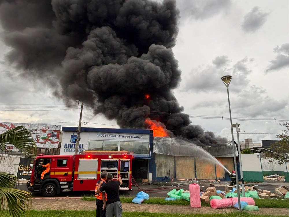 Incêndio de grandes proporções destrói depósito de embalagens em MG