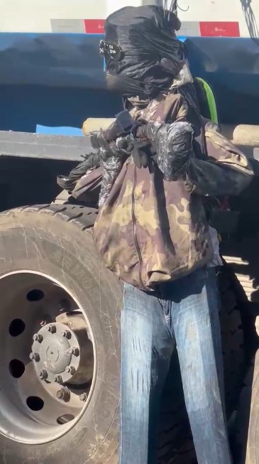 VÍDEO: PM encontra bonecos com armas de madeira em operação no Tanque, Zona Sudoeste do Rio