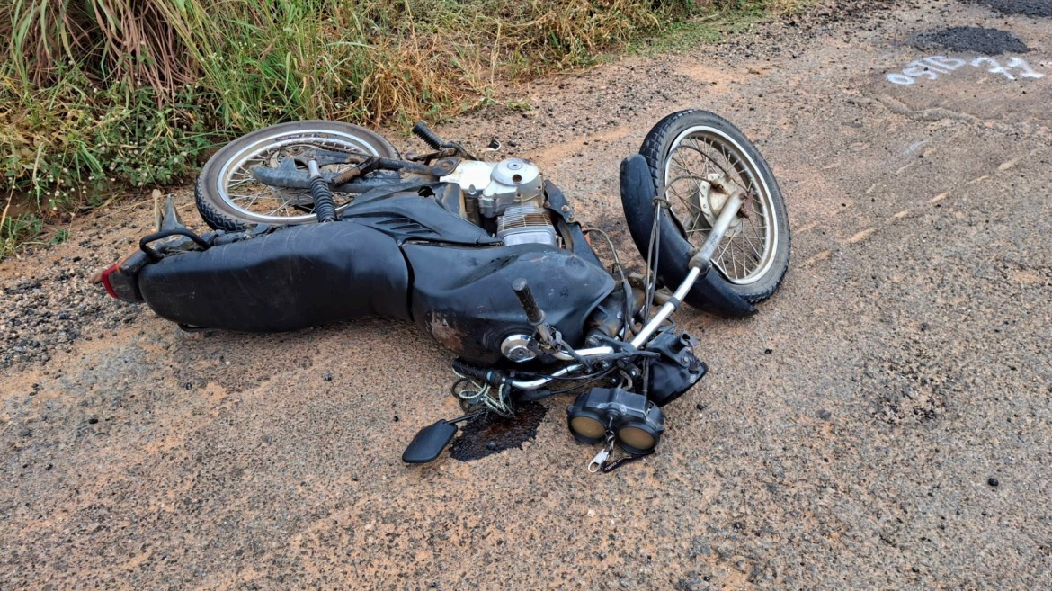 Motociclista morre após bater em caminhão na LMG-676, em Araçuaí