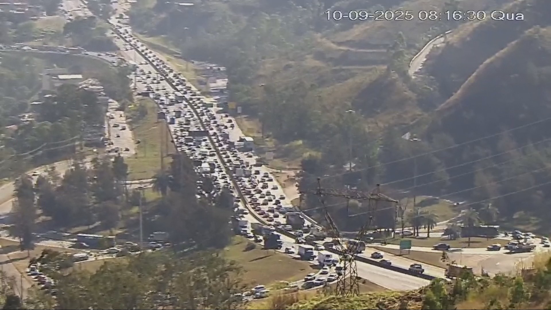 Engavetamento entre quatro carros provoca congestionamento na BR-040, em BH