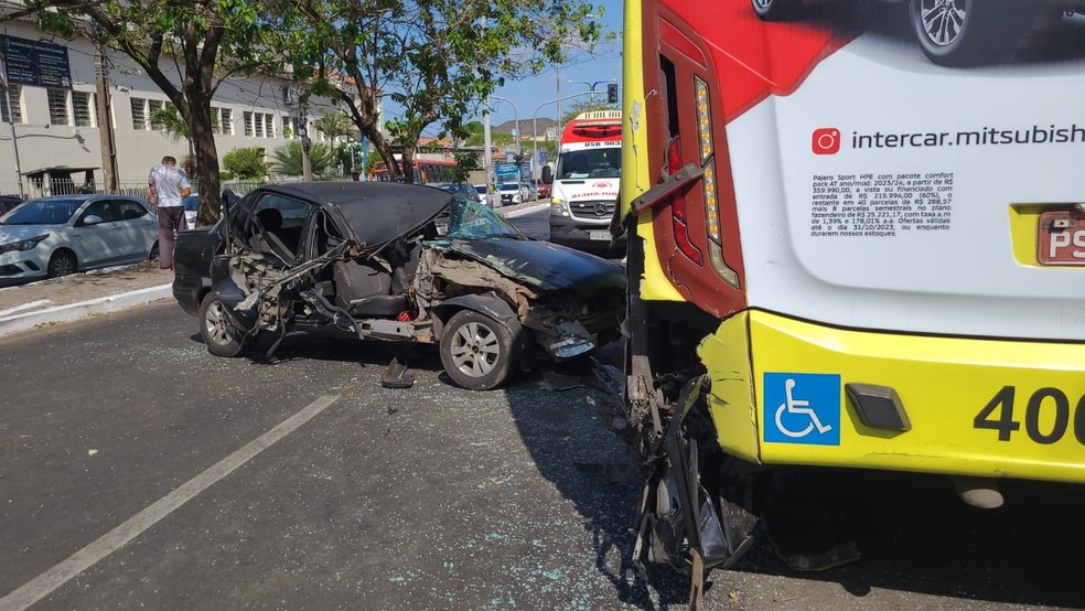Veículo fica completamente destruído após acidente em São Luís (MA) — Foto: Alessandra Rodrigues/Mirante AM