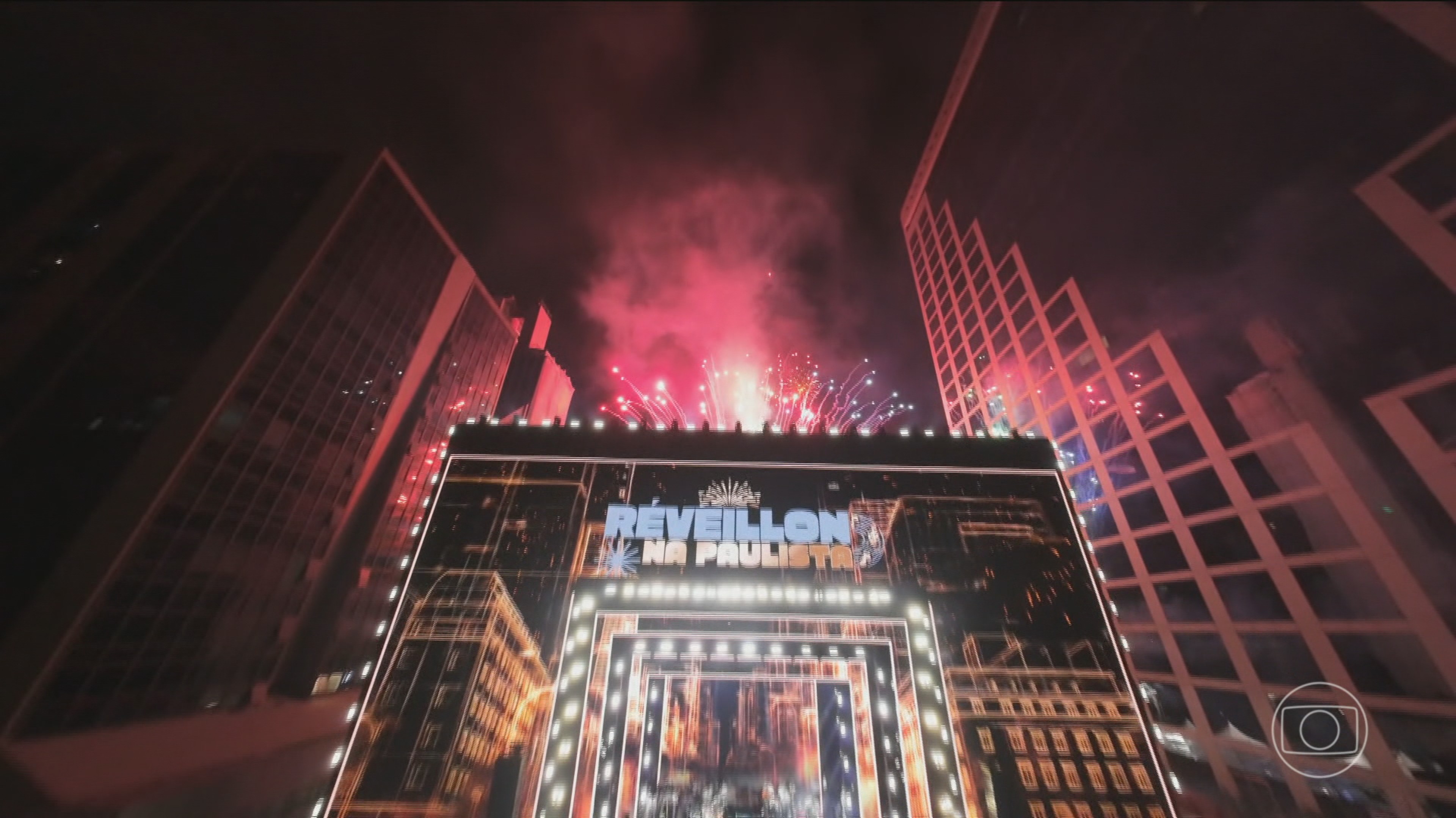 Milhares de pessoas acompanham a chegada de 2026 ao som de 14 horas de música na Avenida Paulista