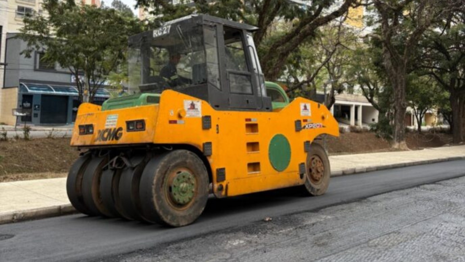Prefeitura de Poços realiza nova pavimentação na Av. Santo Antônio e Rua Junqueiras