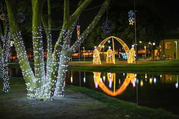 Parque Linear também recebe decoração natalina - Vero