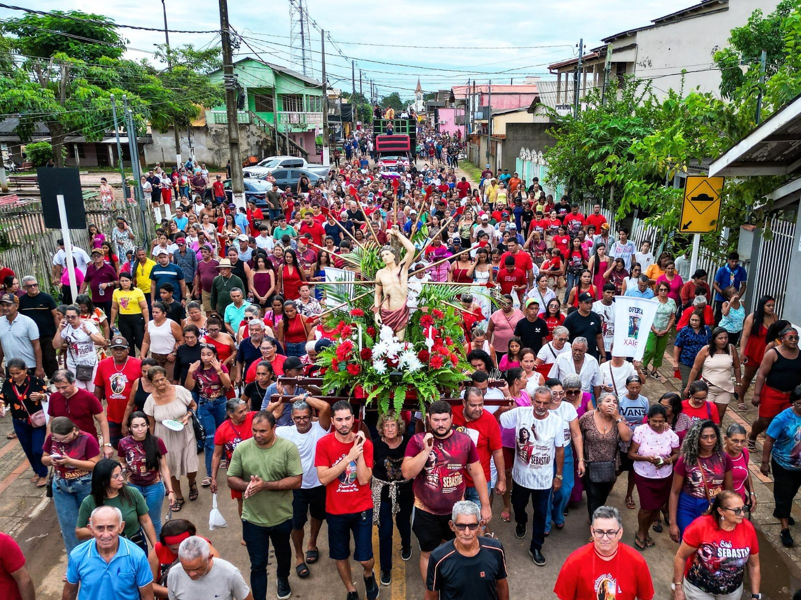 ‘Caminhei descalço pela minha cura’, diz fiel durante procissão de São Sebastião no Acre