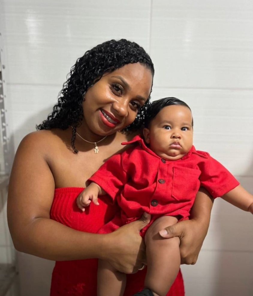 Mãe e bebê que morreram em acidente de carreta são enterrados na BA; pai da criança dirigia veículo
