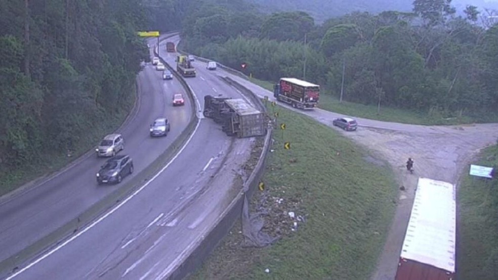 Trecho onde caminhão com sucata tombou na BR-101, no Morro dos Cavalos — Foto: Reprodução