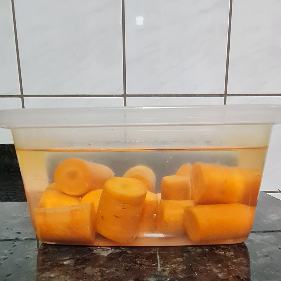 Dentro de um pote com água, a cenoura dura mais — Foto: Sem crédito